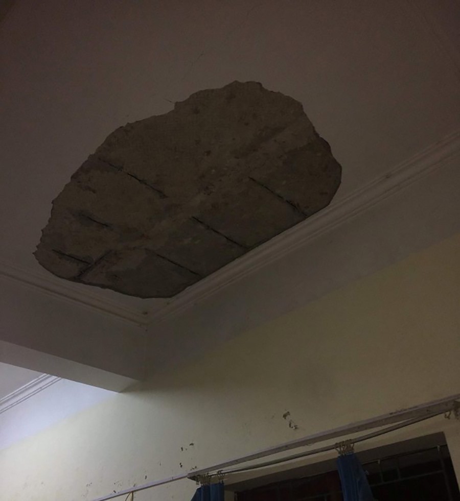 Hải Phòng: Bị vữa trần nhà rơi trúng đầu, 3 học sinh lớp 1 nhập viện cấp cứu - Ảnh 1. Hải Phòng: Bị vữa trần nhà rơi trúng đầu, 3 học sinh lớp 1 nhập viện cấp cứu - Ảnh 1.