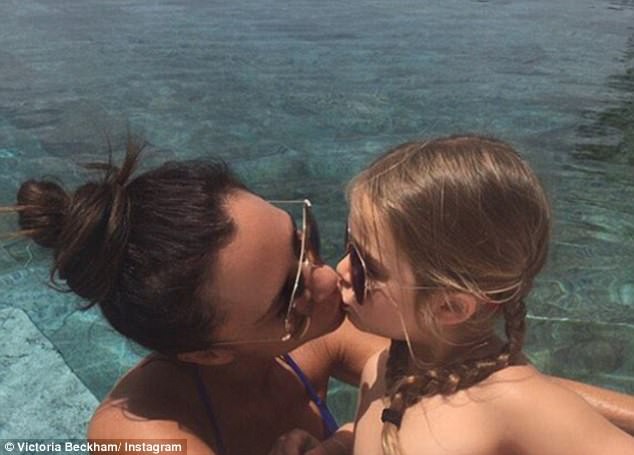 Nụ hôn môi của David Beckham với con gái làm cả cư dân mạng lẫn các sao tranh cãi nảy lửa - Ảnh 12.