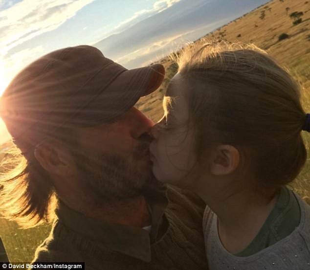 Nụ h&ocirc;n m&ocirc;i của David Beckham với con g&aacute;i l&agrave;m cả cư d&acirc;n mạng lẫn c&aacute;c sao tranh c&atilde;i nảy lửa - Ảnh 13.