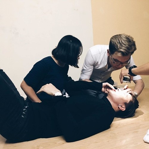 Bất ngờ bị vật thể lạ bắn ngang mặt khi đang biểu diễn trên sân khấu, ca sĩ Vpop xử lý thế nào? - Ảnh 5.