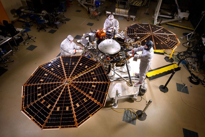 Sau 7 phút kinh hoàng, tàu thăm dò InSight của NASA đã hạ cánh thành công xuống bề mặt Sao Hỏa, đây là hình ảnh đầu tiên nó gửi về - Ảnh 7.