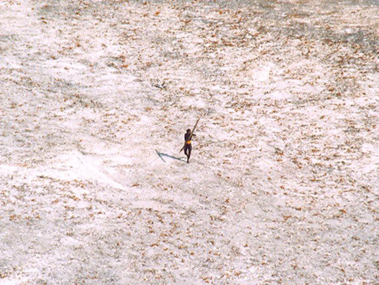 Bộ tộc giết người lạ trên đảo Sentinel từng 11 lần bị người hiện đại quấy rầy, và đây là những gì đã xảy ra - Ảnh 11. Bộ tộc giết người lạ trên đảo Sentinel từng 11 lần bị người hiện đại quấy rầy, và đây là những gì đã xảy ra - Ảnh 11.