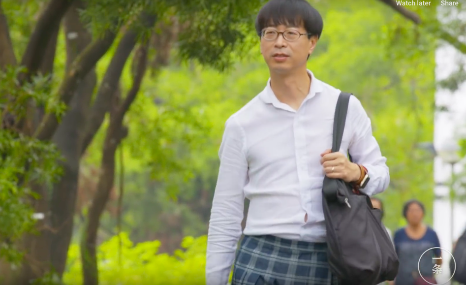 Nam giáo sư Hong Kong thích mặc váy, trang điểm khi đi dạy: Người ta bảo tôi là gay nhưng tôi không khó chịu - Ảnh 1. Nam giáo sư Hong Kong thích mặc váy, trang điểm khi đi dạy: Người ta bảo tôi là gay nhưng tôi không khó chịu - Ảnh 1.