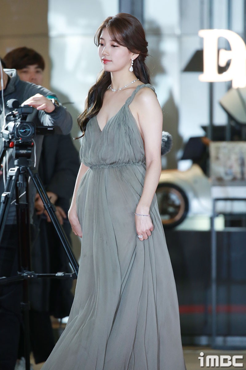 Thảm đỏ khủng nhất lịch sử Kbiz: Suzy hở bạo bên nữ thần Yoona, Sunmi gây sốc vì vòng 1, BTS và 150 siêu sao đại náo - Ảnh 3. Thảm đỏ khủng nhất lịch sử Kbiz: Suzy hở bạo bên nữ thần Yoona, Sunmi gây sốc vì vòng 1, BTS và 150 siêu sao đại náo - Ảnh 3.