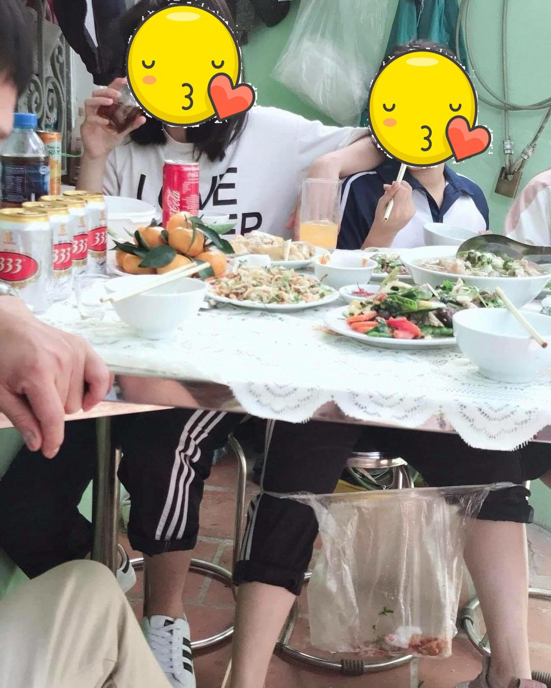 Nữ sinh dễ thương tập làm sen ngoan, đi ăn cỗ cũng phải lấy phần về cho boss - Ảnh 2. Nữ sinh dễ thương tập làm sen ngoan, đi ăn cỗ cũng phải lấy phần về cho boss - Ảnh 2.