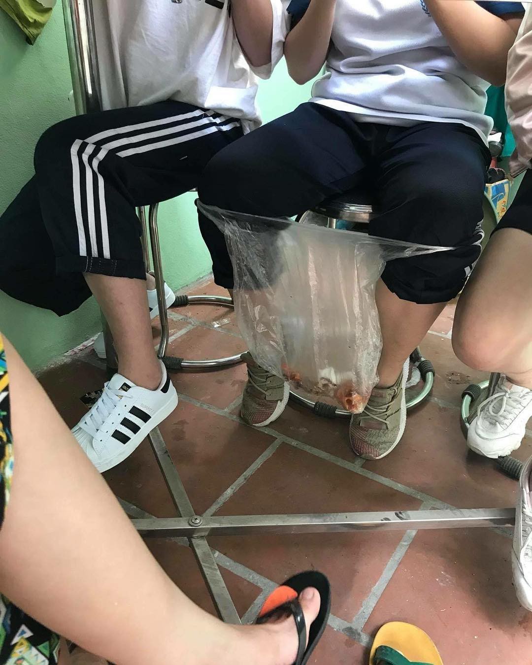 Nữ sinh dễ thương tập làm sen ngoan, đi ăn cỗ cũng phải lấy phần về cho boss - Ảnh 3. Nữ sinh dễ thương tập làm sen ngoan, đi ăn cỗ cũng phải lấy phần về cho boss - Ảnh 3.