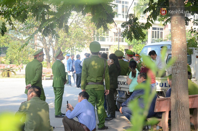 Hàng trăm người cao tuổi và cựu chiến binh kéo đến cổng trụ sở VFF để chờ mua vé trận bán kết giữa Việt Nam - Philippines - Ảnh 6.