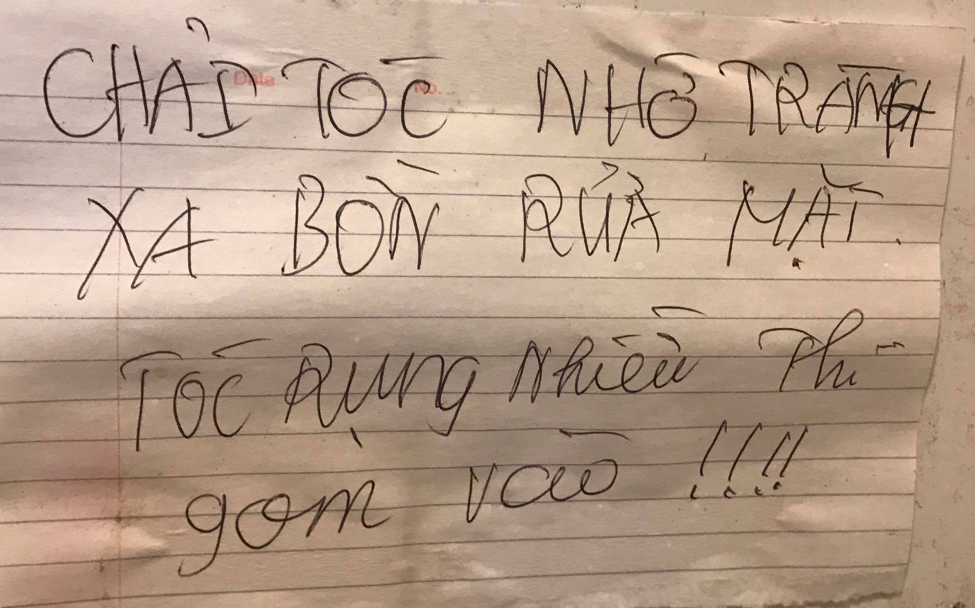Khi con gái ở trọ cùng nhau: Ra ngoài lồng lộn phấn son, về nhà chải tóc tắc hết bồn rửa, lau son giấy vứt khắp nơi - Ảnh 2. Khi con gái ở trọ cùng nhau: Ra ngoài lồng lộn phấn son, về nhà chải tóc tắc hết bồn rửa, lau son giấy vứt khắp nơi - Ảnh 2.