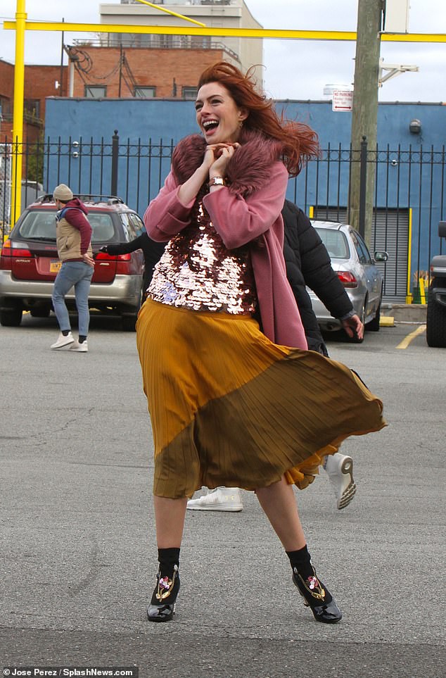 Tung tăng nhảy múa trên phố, Anne Hathaway lộ hàng vì bị gió thổi tốc váy - Ảnh 4.