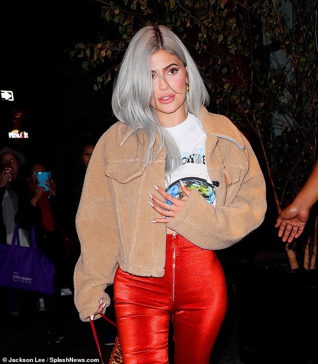 Nhuộm tóc trắng và để móng dài, Kylie Jenner như biến hình thành Bạch phát ma nữ siêu vòng 3 trên phố - Ảnh 3.