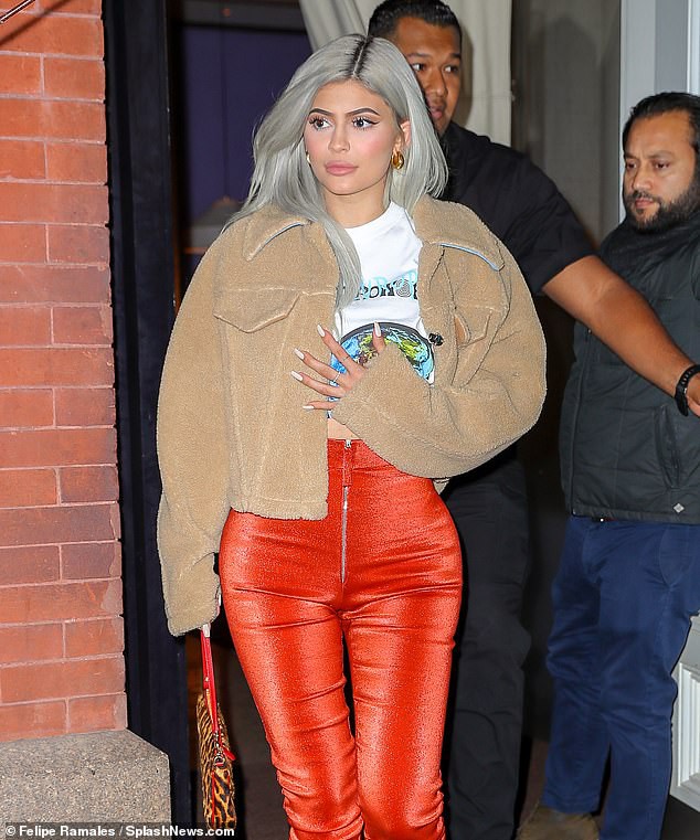 Nhuộm tóc trắng và để móng dài, Kylie Jenner như biến hình thành Bạch phát ma nữ siêu vòng 3 trên phố - Ảnh 4.