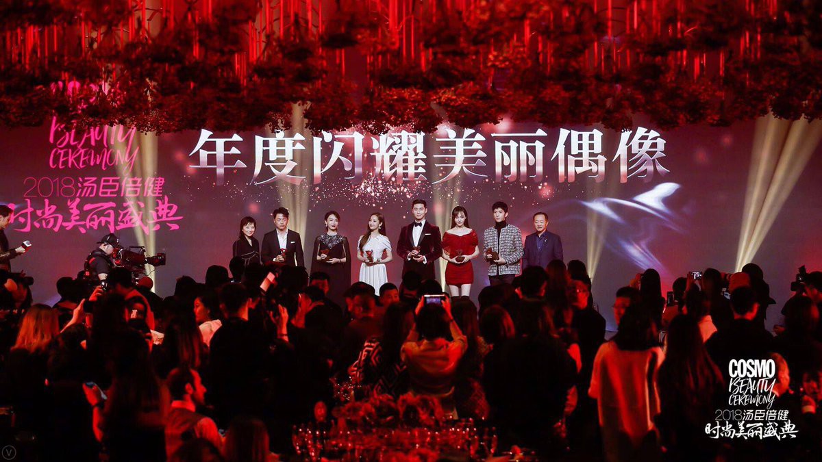 Đáng ngờ như cặp Thư Ký Kim Park Park tại sự kiện tối nay: Ngoài mặt giả vờ bơ nhau, sau máy quay lại tíu tít - Ảnh 3. Đáng ngờ như cặp Thư Ký Kim Park Park tại sự kiện tối nay: Ngoài mặt giả vờ bơ nhau, sau máy quay lại tíu tít - Ảnh 3.
