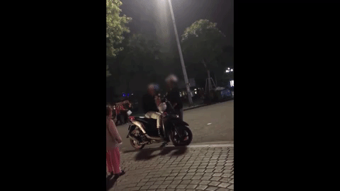 Clip: Bị vợ tát liên tiếp 20 cái trước mặt con nhỏ và cảnh cáo Nhớ lấy ngày hôm nay, người chồng ngồi im chịu trận - Ảnh 2.