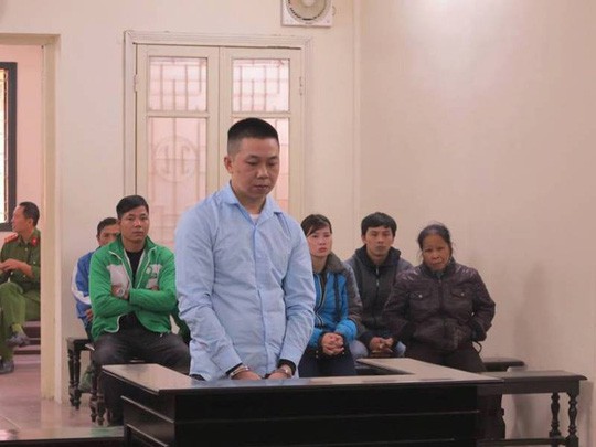 T&agrave;i xế hất cảnh s&aacute;t l&ecirc;n nắp ca-p&ocirc;, ph&oacute;ng chạy 100 km/giờ l&atilde;nh 10 năm t&ugrave; - Ảnh 1.