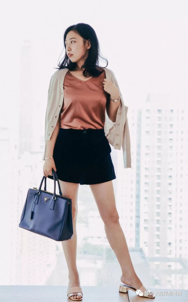 Chỉ 1 chiếc cardigan đã có ngay 14 set đồ mặc kiểu gì cũng đẹp để bạn diện trong mùa lạnh này - Ảnh 8. Chỉ 1 chiếc cardigan đã có ngay 14 set đồ mặc kiểu gì cũng đẹp để bạn diện trong mùa lạnh này - Ảnh 8.