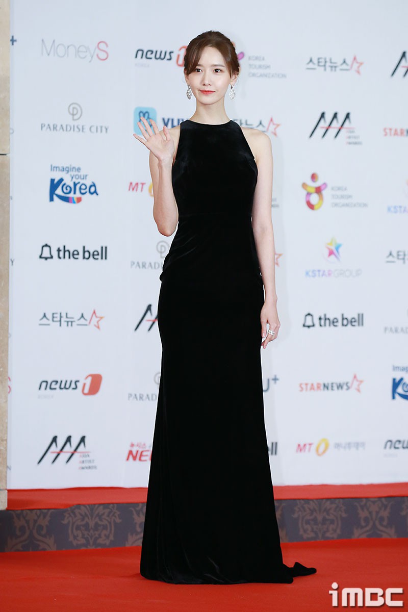 Thảm đỏ khủng nhất lịch sử Kbiz: Suzy hở bạo bên nữ thần Yoona, Sunmi gây sốc vì vòng 1, BTS và 150 siêu sao đại náo - Ảnh 9. Thảm đỏ khủng nhất lịch sử Kbiz: Suzy hở bạo bên nữ thần Yoona, Sunmi gây sốc vì vòng 1, BTS và 150 siêu sao đại náo - Ảnh 9.
