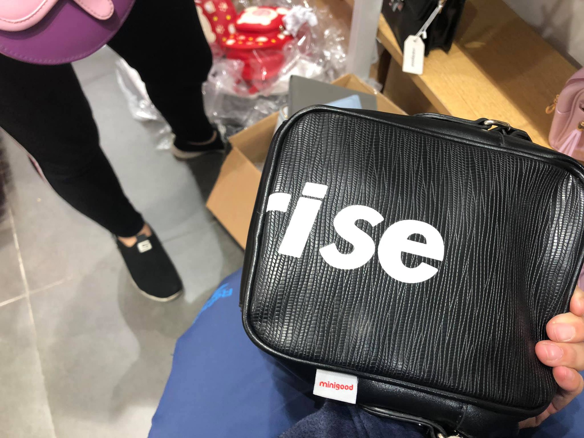 Mua túi Supreme nhận được Suprise, cậu bạn ngậm ngùi: Đây chính là cú lừa! - Ảnh 3. Mua túi Supreme nhận được Suprise, cậu bạn ngậm ngùi: Đây chính là cú lừa! - Ảnh 3.