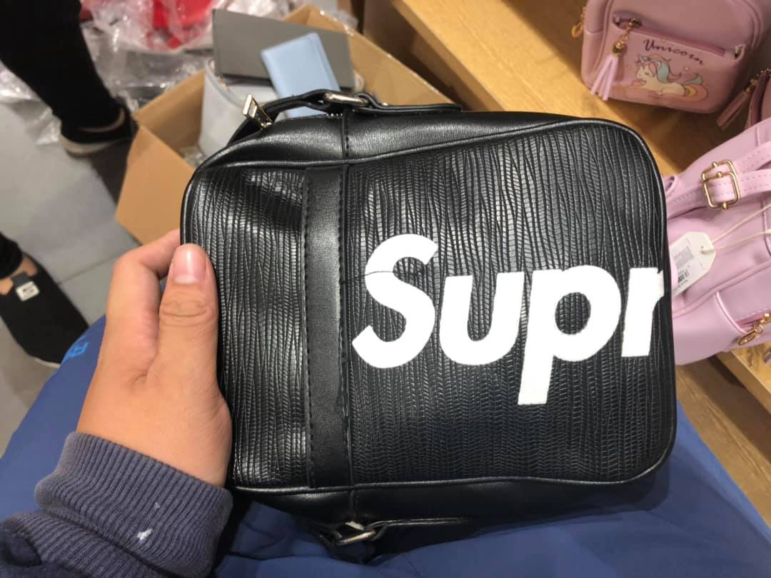Mua túi Supreme nhận được Suprise, cậu bạn ngậm ngùi: Đây chính là cú lừa! - Ảnh 2. Mua túi Supreme nhận được Suprise, cậu bạn ngậm ngùi: Đây chính là cú lừa! - Ảnh 2.