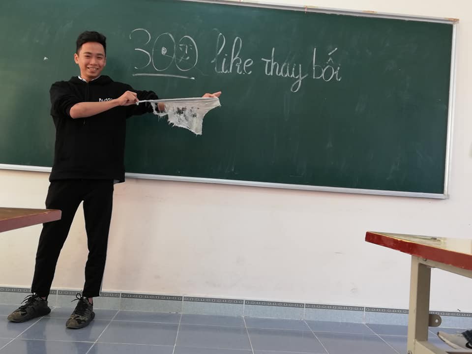 Giẻ lau bảng - vật c&oacute; sức sống m&atilde;nh liệt nhất ở lớp học, r&aacute;ch bươm đến hơi thở cuối c&ugrave;ng vẫn kh&ocirc;ng thay - Ảnh 1.