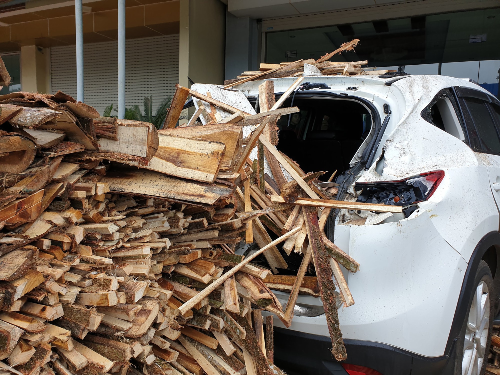 Clip: Tránh cụ ông đạp xe băng qua đường, xe tải chở gỗ lật ngang rồi đè móp đuôi xế hộp CX5 - Ảnh 4.