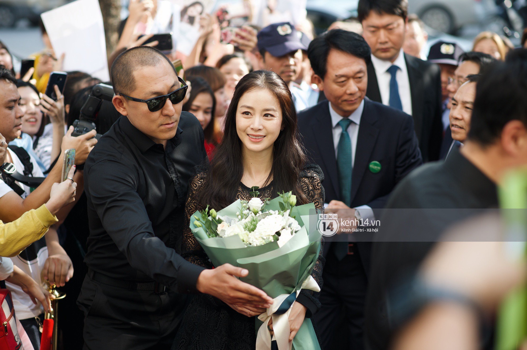 Tâm lý như Kim Tae Hee: Vừa về từ Việt Nam đã bay vội sang Singapore gặp chồng Bi Rain giữa lùm xùm đòi nợ - Ảnh 2. Tâm lý như Kim Tae Hee: Vừa về từ Việt Nam đã bay vội sang Singapore gặp chồng Bi Rain giữa lùm xùm đòi nợ - Ảnh 2.