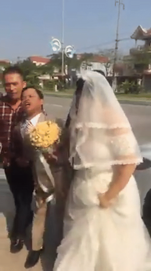 Đám cưới đầy xúc động của chú rể khuyết tật với cô dâu kém 20 tuổi ở Hải Phòng - Ảnh 2.