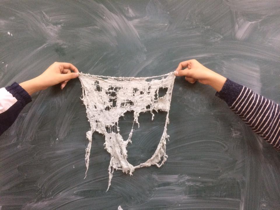 Giẻ lau bảng - vật c&oacute; sức sống m&atilde;nh liệt nhất ở lớp học, r&aacute;ch bươm đến hơi thở cuối c&ugrave;ng vẫn kh&ocirc;ng thay - Ảnh 5.