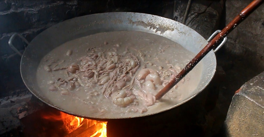 Bắt quả tang một cơ sở đang tẩm ướp 20 tấn lòng lợn bẩn - Ảnh 2. Bắt quả tang một cơ sở đang tẩm ướp 20 tấn lòng lợn bẩn - Ảnh 2.
