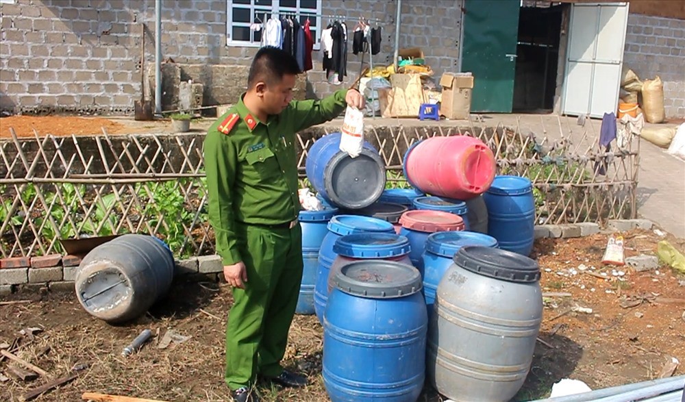 Bắt quả tang một cơ sở đang tẩm ướp 20 tấn lòng lợn bẩn - Ảnh 3. Bắt quả tang một cơ sở đang tẩm ướp 20 tấn lòng lợn bẩn - Ảnh 3.
