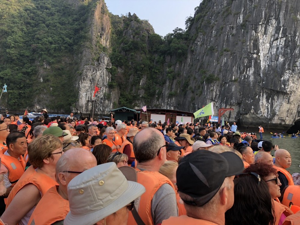 Khách Tây uể oải vì không chen nổi khách “tour 0 đồng” ở vịnh Hạ Long - Ảnh 1. Khách Tây uể oải vì không chen nổi khách “tour 0 đồng” ở vịnh Hạ Long - Ảnh 1.