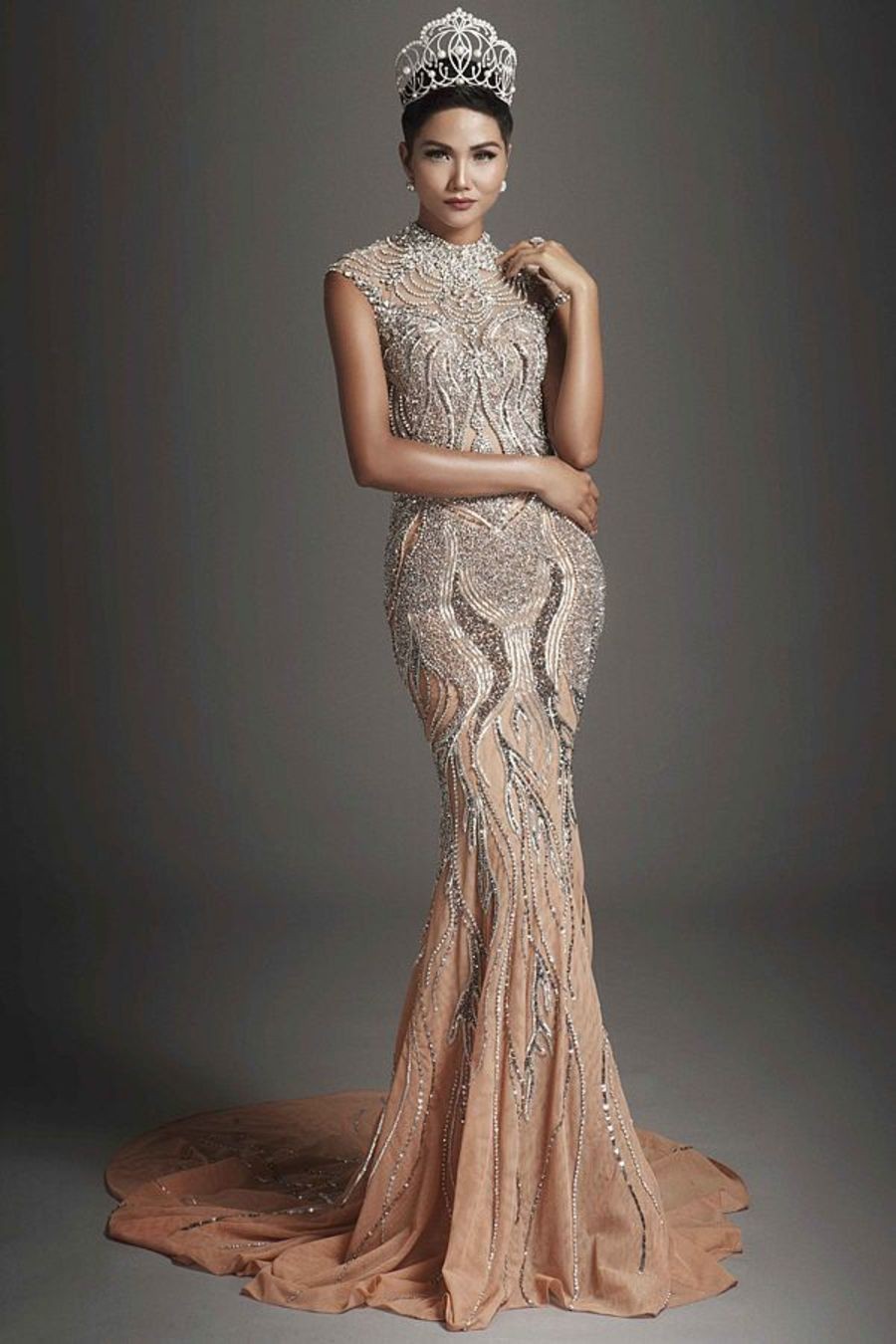 Hành động đẹp của Tiểu Vy dành cho Minh Tú, HHen Niê dù sắp bước vào giai đoạn nước rút tại Miss World 2018 - Ảnh 3. Hành động đẹp của Tiểu Vy dành cho Minh Tú, HHen Niê dù sắp bước vào giai đoạn nước rút tại Miss World 2018 - Ảnh 3.