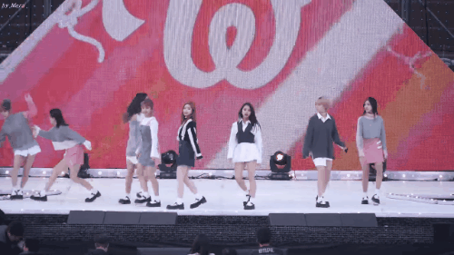 Những lần idol Kpop được ca ngợi là thiên thần trên sân khấu: Hành xử ga lăng, cứu đồng nghiệp khỏi tai nạn nguy hiểm - Ảnh 4.