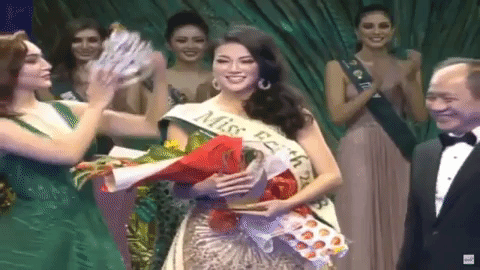 Clip: Người đẹp Việt bật khóc khi được gọi tên trở thành Tân Hoa hậu Trái đất - Ảnh 2.