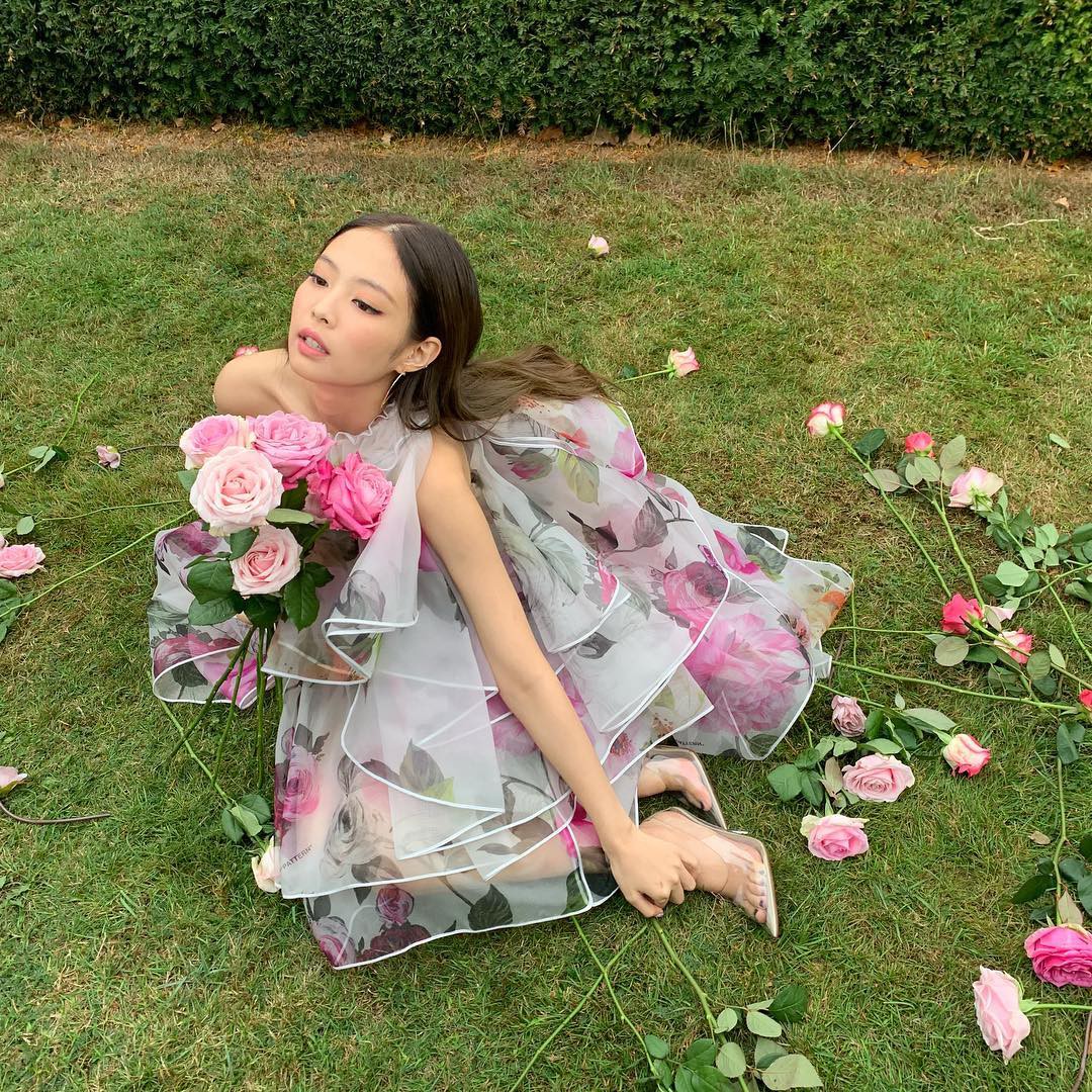 YG chiều Jennie hết sức: đầu tư váy 200 triệu để chụp poster, teaser MV nhìn như lookbook với hơn chục set quần áo - Ảnh 2.