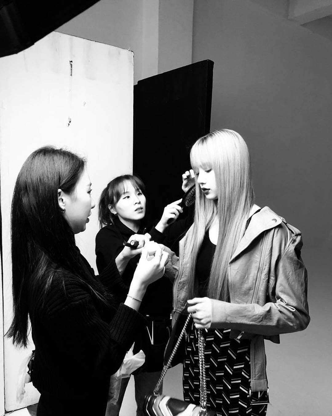 Ảnh hậu trường của Lisa (Black Pink): Quá sang, đẹp, nhưng đôi chân siêu dài liệu có thần thánh đến thế? - Ảnh 5.