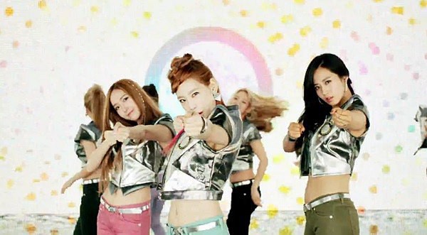 Có thể bạn chưa biết: SNSD từng có ca khúc cóp nhặt lại vũ đạo của các hit cũ thú vị thế này - Ảnh 3.