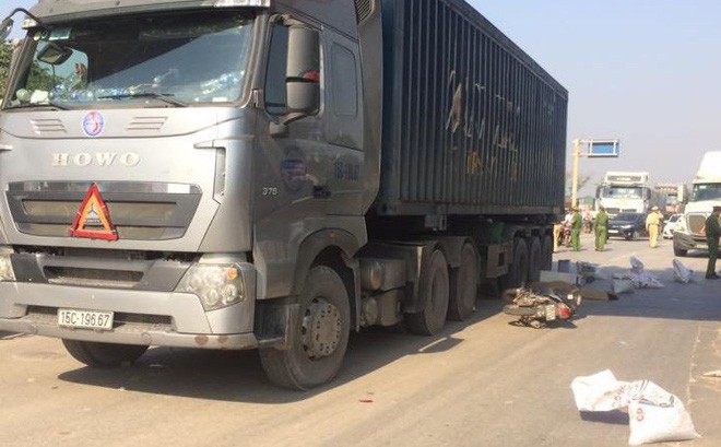 H&agrave; Nội: Nam gi&aacute;o vi&ecirc;n dạy tiếng Anh người nước ngo&agrave;i bị xe container c&aacute;n qua người tử vong - Ảnh 1.
