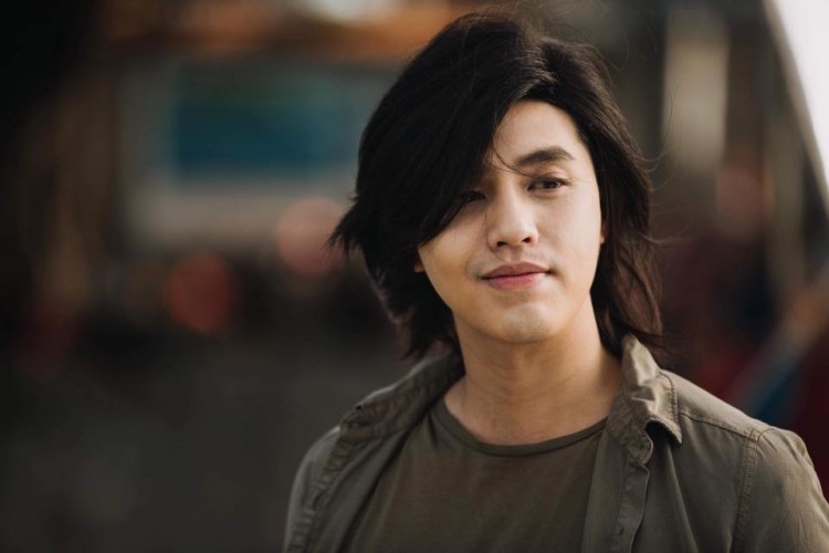 Hình ảnh Noo Phước Thịnh với mái tóc dài lãng tử đang khiến fan vô cùng tò mò và thích thú - Ảnh 1. Hình ảnh Noo Phước Thịnh với mái tóc dài lãng tử đang khiến fan vô cùng tò mò và thích thú - Ảnh 1.