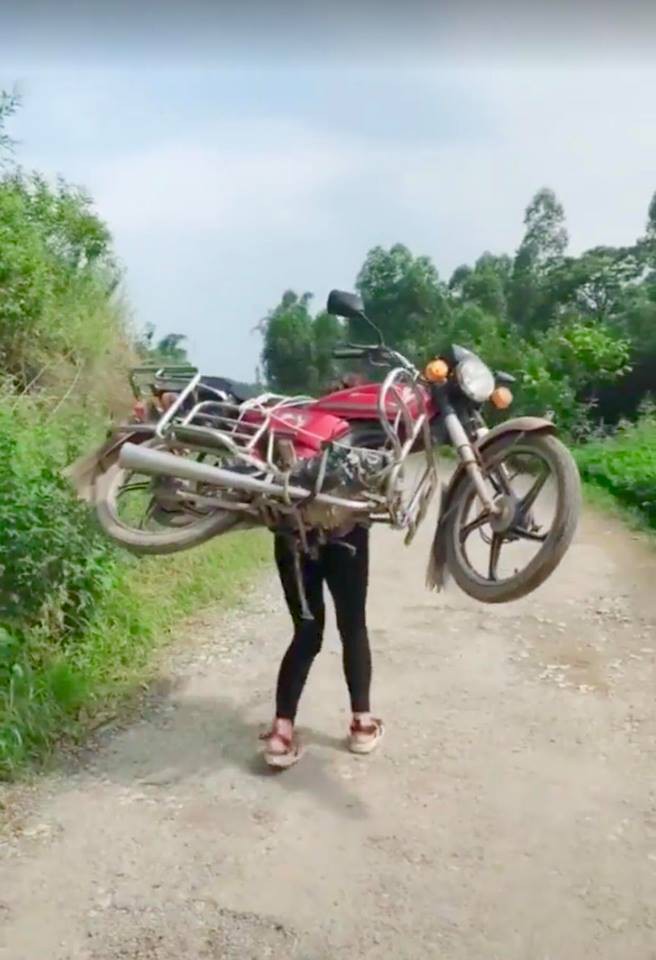 Cô gái cõng cả chiếc xe máy trên lưng nhẹ nhàng như một chiếc balo khiến cánh đàn ông thán phục - Ảnh 3. Cô gái cõng cả chiếc xe máy trên lưng nhẹ nhàng như một chiếc balo khiến cánh đàn ông thán phục - Ảnh 3.