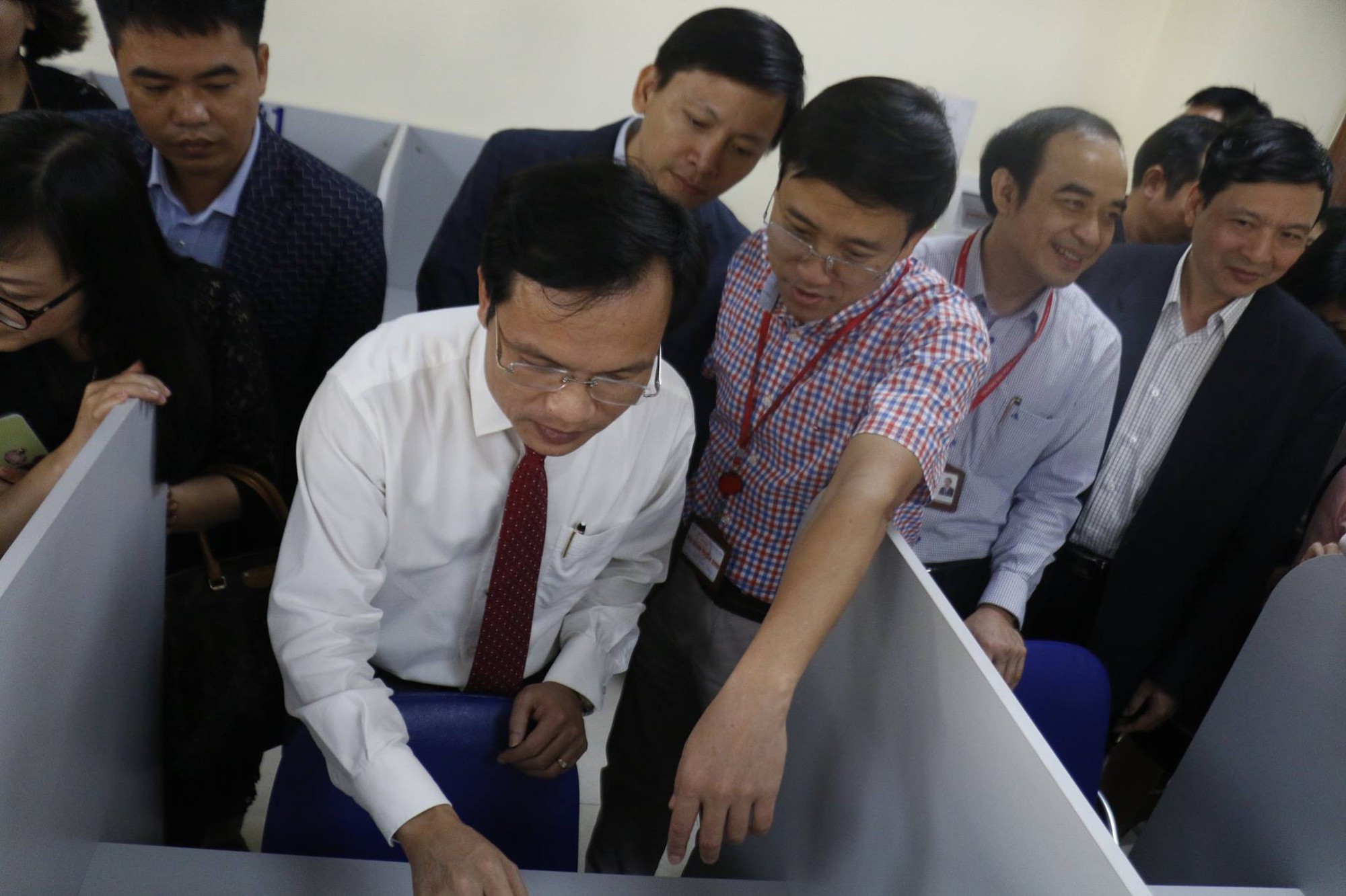 Trường ĐH đầu tiên ở Việt Nam tổ chức thi học kỳ trên máy tính bảng, giám sát bởi 100 camera, không cần giấy bút! - Ảnh 1. Trường ĐH đầu tiên ở Việt Nam tổ chức thi học kỳ trên máy tính bảng, giám sát bởi 100 camera, không cần giấy bút! - Ảnh 1.