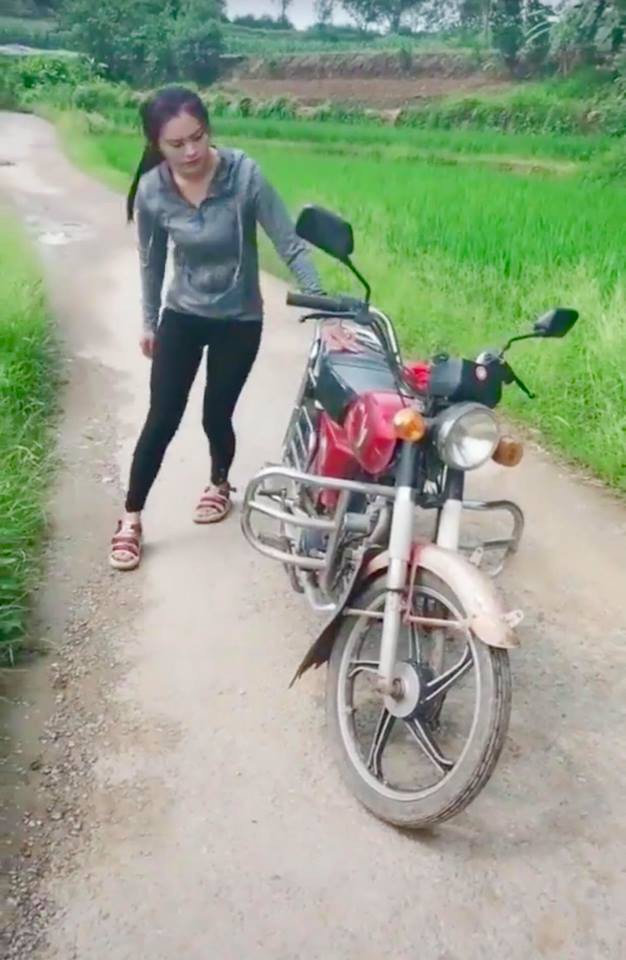 Cô gái cõng cả chiếc xe máy trên lưng nhẹ nhàng như một chiếc balo khiến cánh đàn ông thán phục - Ảnh 1. Cô gái cõng cả chiếc xe máy trên lưng nhẹ nhàng như một chiếc balo khiến cánh đàn ông thán phục - Ảnh 1.