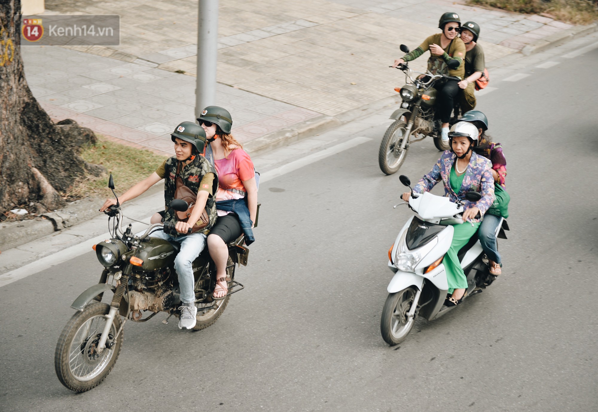 Dành 1 ngày vi vu Hà Nội: Chọn xích lô, ô tô điện hay buýt 2 tầng để tham quan Thủ đô? - Ảnh 15. Dành 1 ngày vi vu Hà Nội: Chọn xích lô, ô tô điện hay buýt 2 tầng để tham quan Thủ đô? - Ảnh 15.