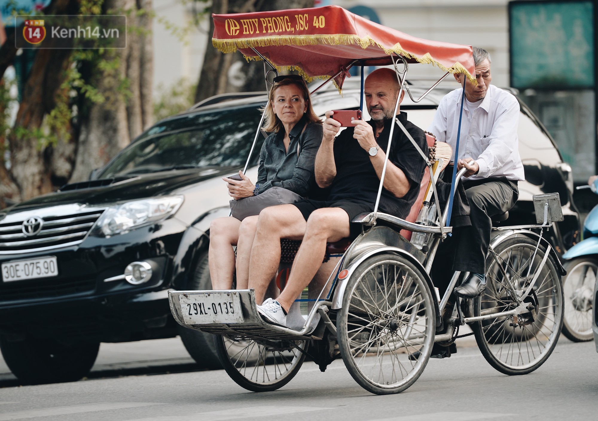 Dành 1 ngày vi vu Hà Nội: Chọn xích lô, ô tô điện hay buýt 2 tầng để tham quan Thủ đô? - Ảnh 2. Dành 1 ngày vi vu Hà Nội: Chọn xích lô, ô tô điện hay buýt 2 tầng để tham quan Thủ đô? - Ảnh 2.