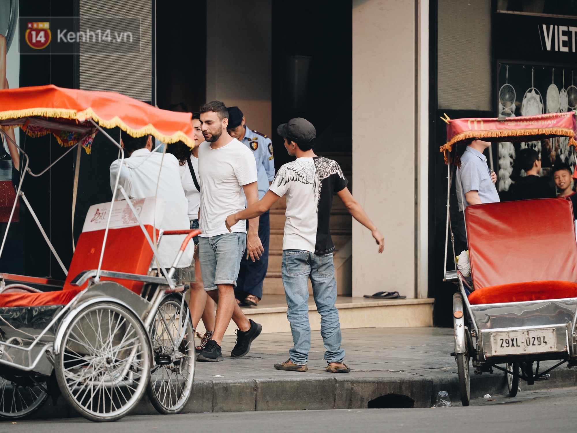 Dành 1 ngày vi vu Hà Nội: Chọn xích lô, ô tô điện hay buýt 2 tầng để tham quan Thủ đô? - Ảnh 4. Dành 1 ngày vi vu Hà Nội: Chọn xích lô, ô tô điện hay buýt 2 tầng để tham quan Thủ đô? - Ảnh 4.