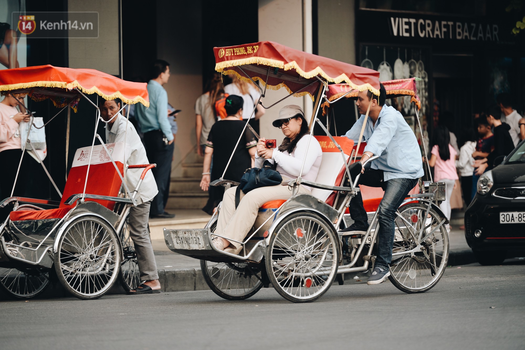 Dành 1 ngày vi vu Hà Nội: Chọn xích lô, ô tô điện hay buýt 2 tầng để tham quan Thủ đô? - Ảnh 3. Dành 1 ngày vi vu Hà Nội: Chọn xích lô, ô tô điện hay buýt 2 tầng để tham quan Thủ đô? - Ảnh 3.