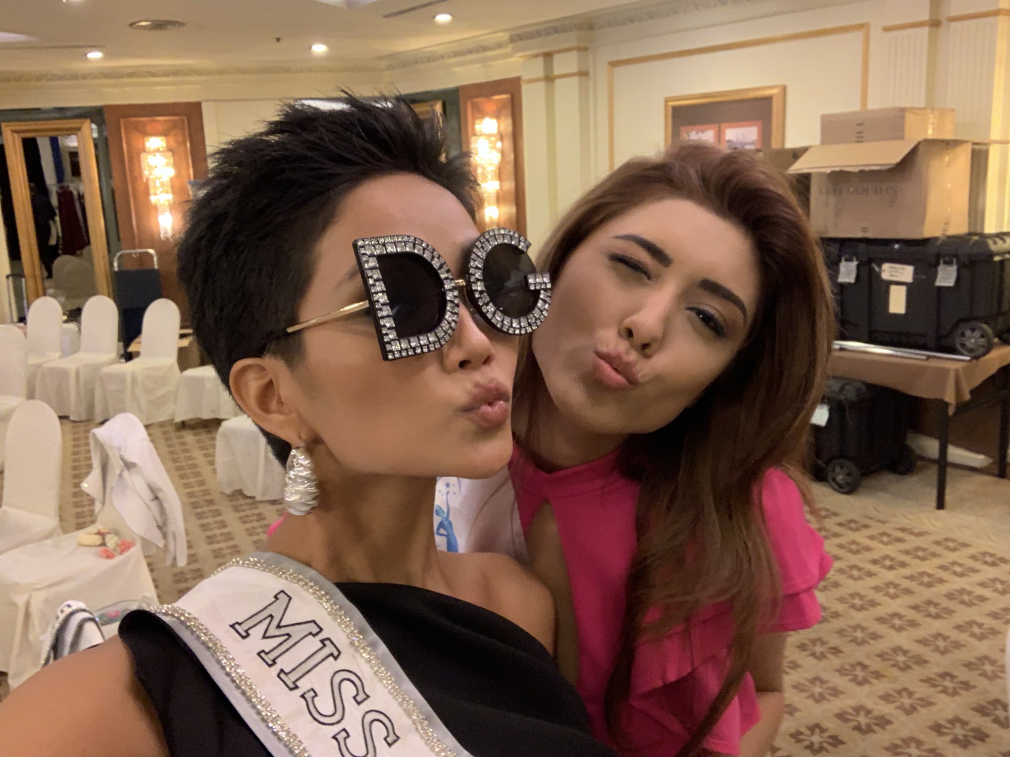 HHen Niê nhập cuộc Miss Universe 2018, thân thiết hết cỡ cùng dàn mỹ nhân quốc tế trong ngày đầu tiên - Ảnh 6.