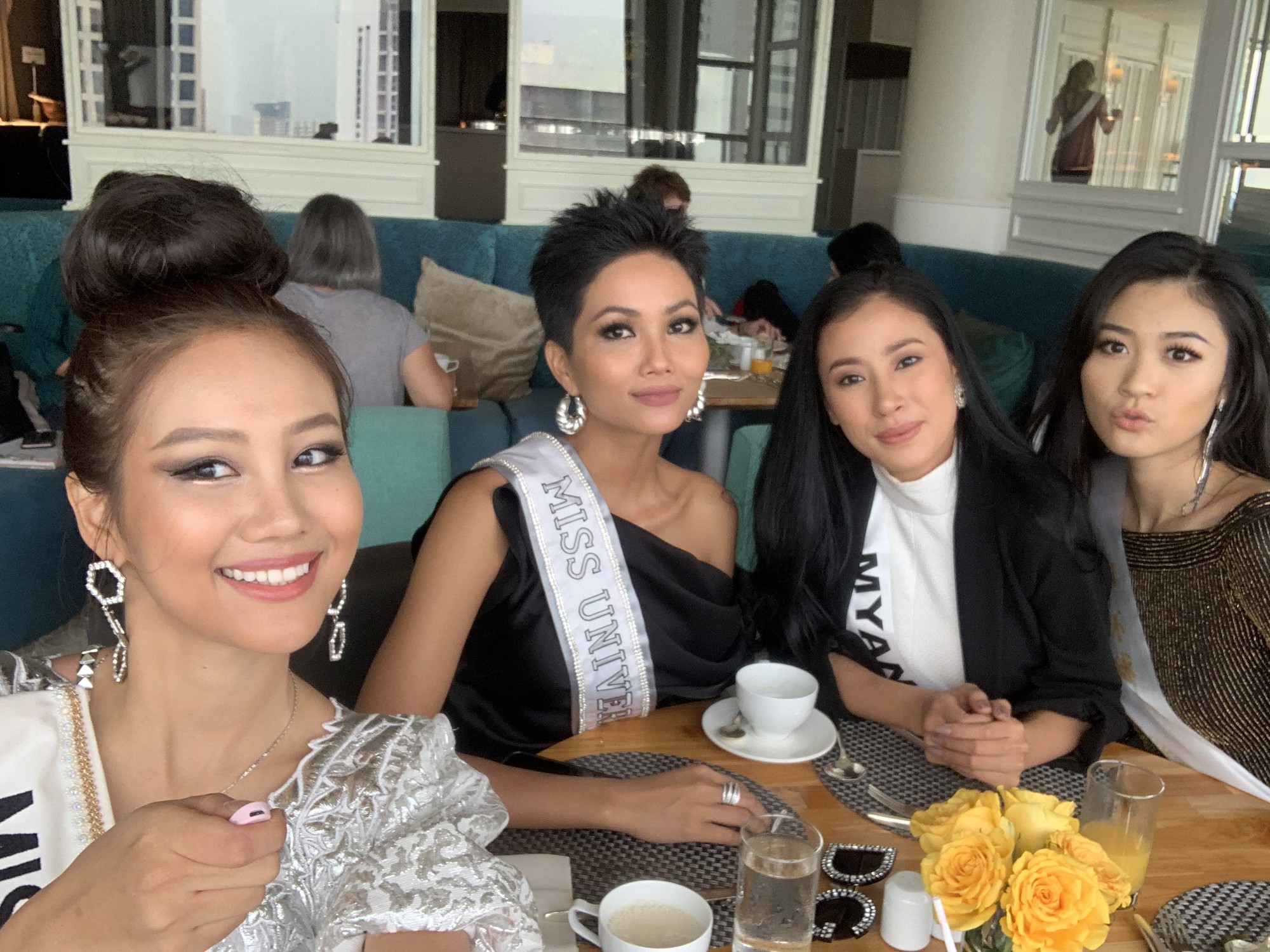 HHen Niê nhập cuộc Miss Universe 2018, thân thiết hết cỡ cùng dàn mỹ nhân quốc tế trong ngày đầu tiên - Ảnh 7.