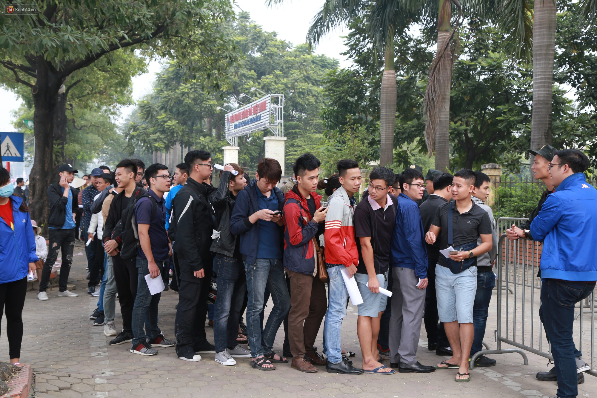 Bà bầu xếp hàng từ sáng sớm để nhận vé xem trận Việt Nam - Philippines - Ảnh 1. Bà bầu xếp hàng từ sáng sớm để nhận vé xem trận Việt Nam - Philippines - Ảnh 1.