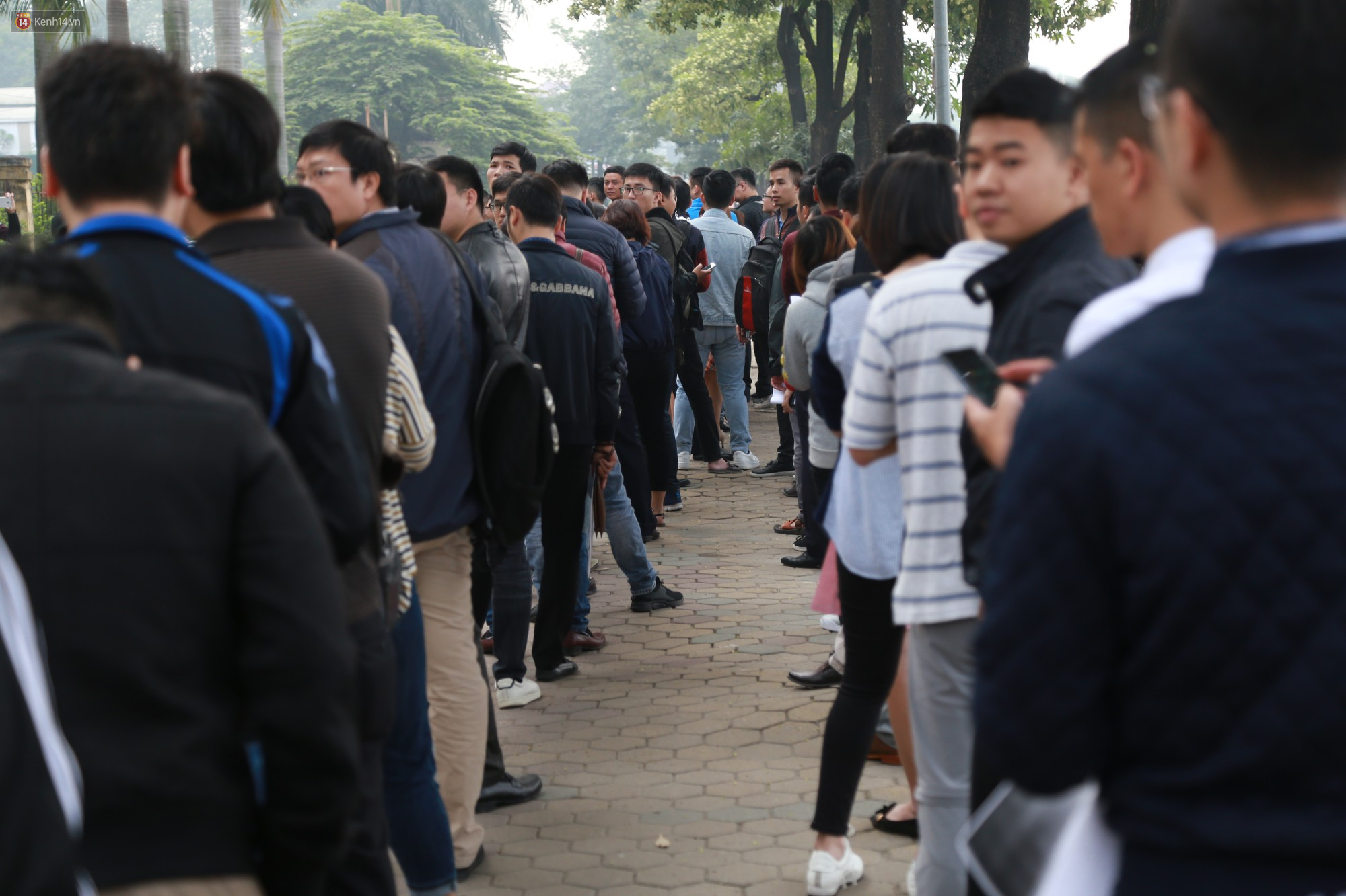 Bà bầu xếp hàng từ sáng sớm để nhận vé xem trận Việt Nam - Philippines - Ảnh 2. Bà bầu xếp hàng từ sáng sớm để nhận vé xem trận Việt Nam - Philippines - Ảnh 2.