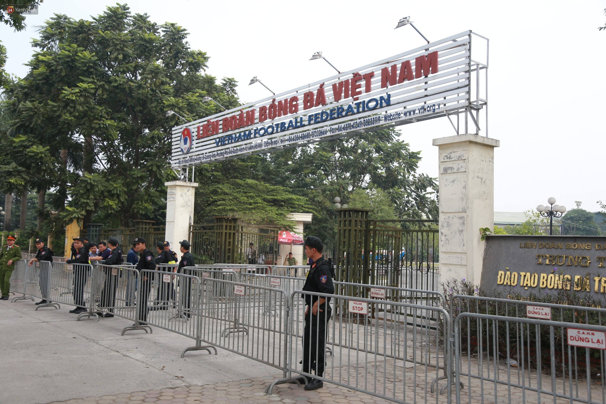 Bà bầu xếp hàng từ sáng sớm để nhận vé xem trận Việt Nam - Philippines - Ảnh 3. Bà bầu xếp hàng từ sáng sớm để nhận vé xem trận Việt Nam - Philippines - Ảnh 3.